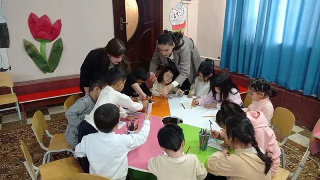 Qashqadaryodagi bog‘chada bolalar va ko‘ngillilar birga ishlamoqda