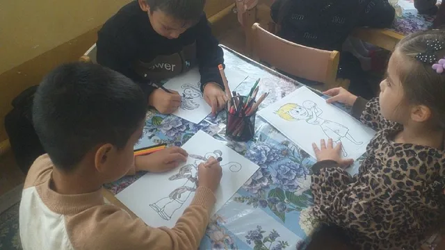 Bolalar rangli qalamlar bilan topshiriq bajarmoqda